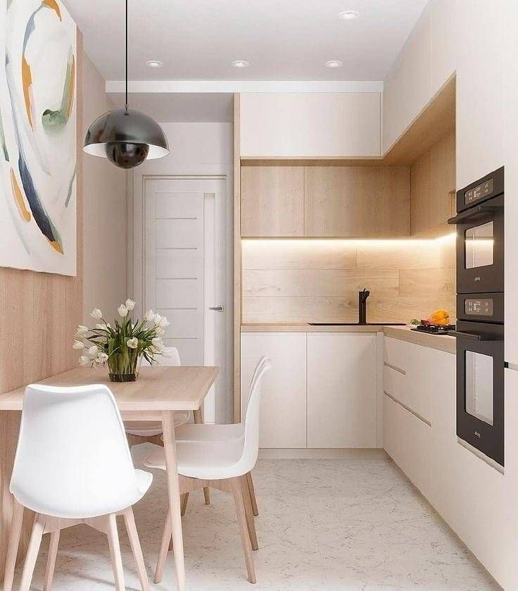 современная кухня с белыми стульями и деревянными акцентами